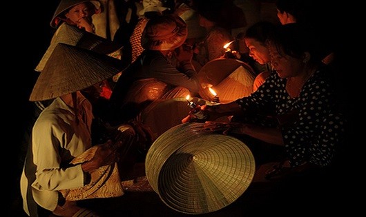 Chợ nón lá Gò Găng trong bóng đêm (ảnh tư liệu)