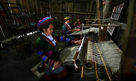 Ở Lùng Tám, dệt lanh góp phần giải quyết công ăn việc làm cho người dân.