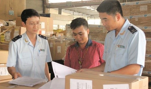 Hải quan sân bay Tân Sơn Nhất kiểm tra hàng nhập khẩu. (Ảnh Báo Hải quan)