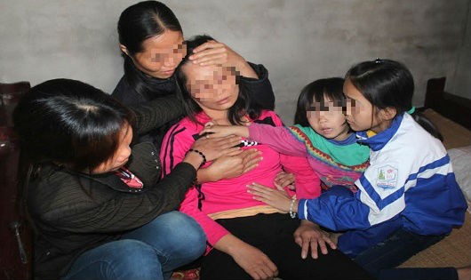 Vợ con anh Phan Văn Sơn (Nghệ An) ngất xỉu với nỗi đau mất chồng, mất cha tại Angola.