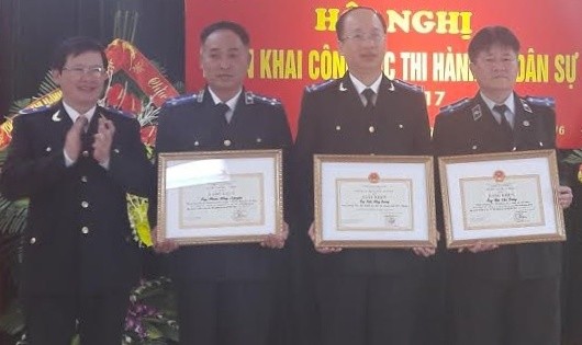 Phó Tổng cục trưởng Mai Lương Khôi (ngoài cùng bên trái) trao Bằng khen cho các cá nhân có thành tích xuất sắc.