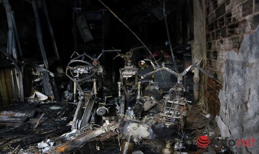 6 xe máy chất kín lối thoát hiểm bị cháy rụi (Ảnh: infonet)