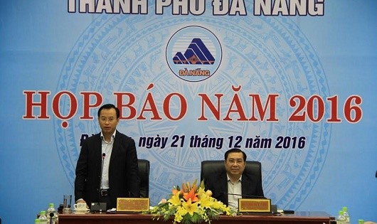 Bí thư Nguyễn Xuân Anh và ông Huỳnh Đức Thơ chủ trì buổi họp báo.