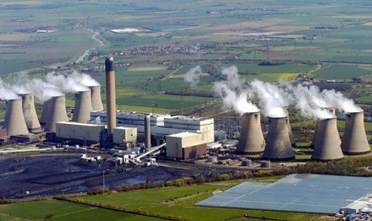 Khí thải nhà máy nhiệt điện đốt than gây ô nhiễm môi trường nghiêm trọng (Ảnh minh họa)