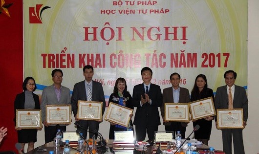 Bộ trưởng Lê Thành Long trao Bằng khen cho các tập thể, cá nhân có thành tích xuất sắc.