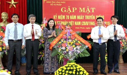 Đồng chí Vũ Chí Giang tặng hoa chúc mừng Ban Giám đốc Sở Tư pháp nhân kỷ niệm 70 năm Ngày truyền thống.