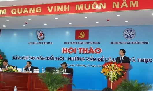 Ông Hồ Quang Lợi - Phó Chủ tịch thường trực Hội Nhà báo Việt Nam phát biểu tại Hội thảo.
