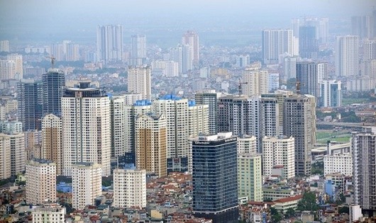Việc xây dựng các khu chung cư cao tầng dày đặc trong nội đô khiến cho giao thông Hà Nội liên tục ùn tắc. (Ảnh minh họa/Zing)