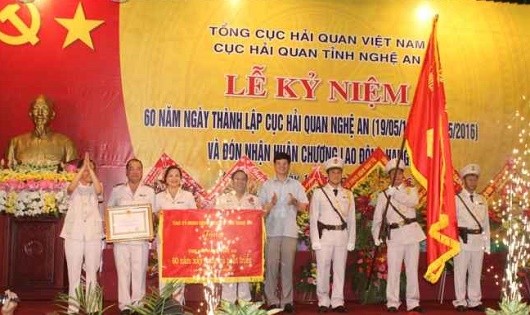 Cục Hải quan Nghệ An nhận danh hiệu Huân chương lao động Hạng 3.