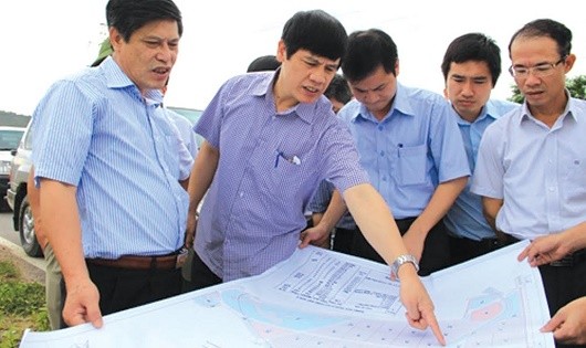 Ông Nguyễn Đình Xứng cùng đoàn công tác tại KKT Nghi Sơn.
