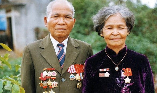 Ông KSor Ní và vợ ( ảnh chụp năm 2005).