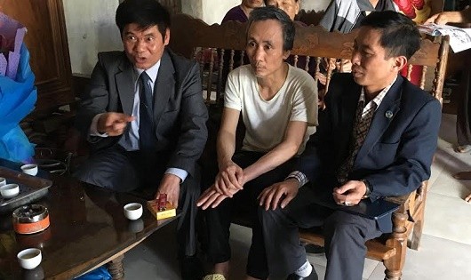 LS Phạm Văn Cương trò chuyện cùng ông Long.