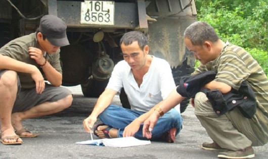 Lưu Trọng Ninh cùng đồng nghiệp nghiên cứu kịch bản khi làm phim "13 nữ tử tù".