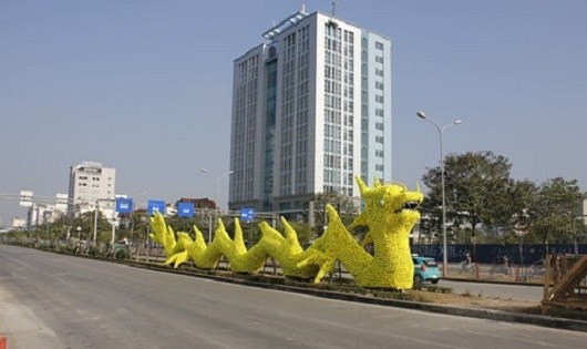 Việc trang trí hoa lên mô hình cây hình rồng tại đường Lê Hồng Phong đang gây nhiều tranh cãi về dáng hình con rồng.