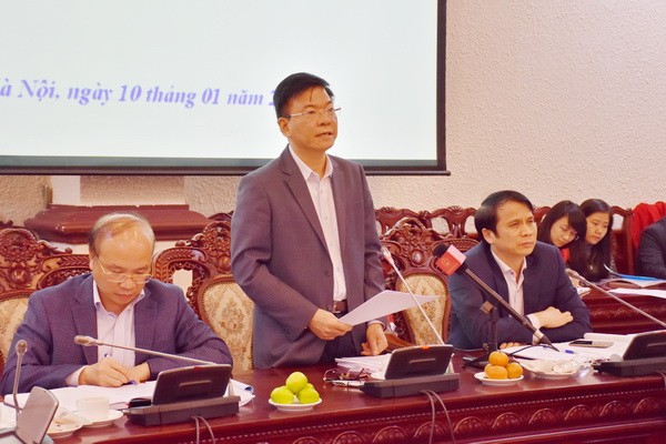 Bộ trưởng Tư pháp Lê Thành Long phát biểu tại phiên họp.