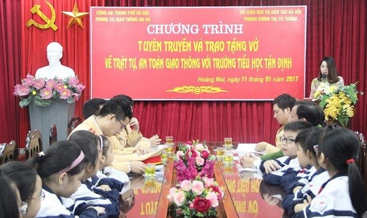 CSGT Hà Nội tuyên truyền về an toàn giao thông tại Tiểu học Tân Định
