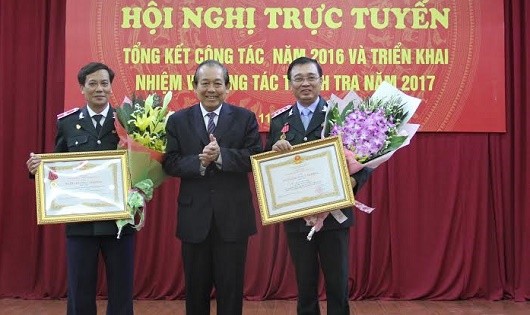 Phó Thủ tướng Trương Hòa Bình tặng Huân chương Lao động cho cán bộ Thanh tra Chính phủ.