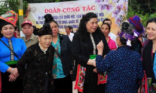 Phó chủ tịch QH Tòng Thị Phóng với đồng bào phường Chiềng An, TP Sơn La (Ảnh: Q.Khánh)