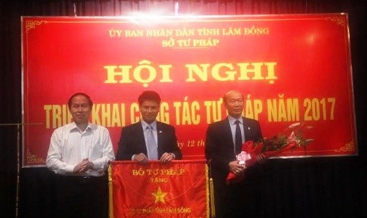 Thứ trưởng Lê Tiến Châu đã trao tặng danh hiệu “Cờ thi đua ngành Tư pháp” cho các đơn vị dẫn đầu phong trào thi đua năm 2016 của ngành tư pháp tỉnh Lâm Đồng.