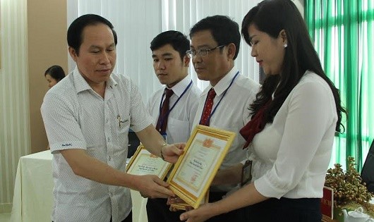 Thứ trưởng Lê Tiến Châu trao tặng danh hiệu Tập thể lao động xuất sắc năm 2016 của Bộ Tư pháp cho Trường Trung cấp Luật Vị Thanh.