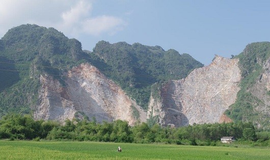 Nhiều ngọn núi thuộc địa bàn huyện Hữu Lũng bị “băm nát” do hoạt động khai thác đá tràn lan, ảnh hưởng lớn đến cuộc sống của người dân.