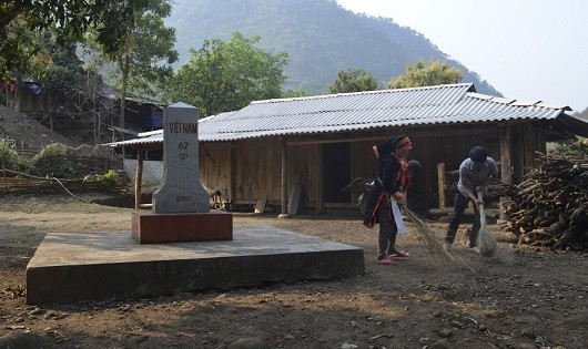 Vợ chồng chị Lý Thị Sinh bản Hùng Pèng, xã Ma Ly Pho, huyện Phong Thổ vệ sinh quanh cột mốc 67.