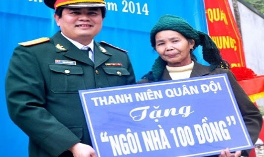 Bà Dương Thị Thom nhận “Ngôi nhà 100 đồng” Ban Thanh niên Quân đội trao tặng.