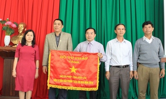 Đồng chí Võ Văn Cảnh trao Cờ thi đua ngành Tư pháp cho Sở Tư pháp tỉnh Đắk Lắk - Đơn vị dẫn đầu phong trào thi đua năm 2016. 
