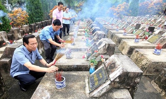 Bộ trưởng Đào Ngọc Dung (ngoài cùng bên trái) dâng hương tại Nghĩa trang liệt sĩ Vị Xuyên.
