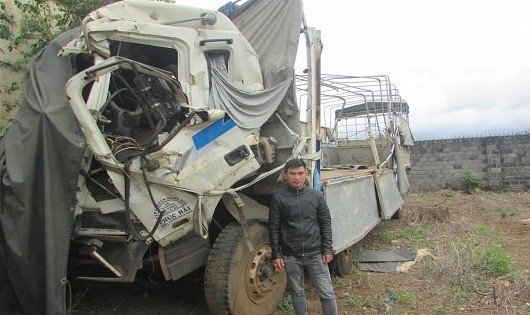 Anh Hùng và chiếc xe tải “xếp xó” sau vụ tai nạn.