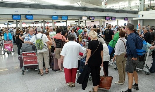 Hành khách xếp hàng làm thủ tục trong sân bay Tân Sơn Nhất