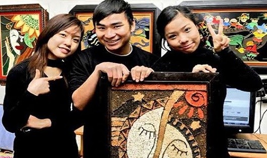 Triệu phú Nguyễn Đình Quân và 2 bạn cùng nhóm với bức tranh làm từ rác thải.