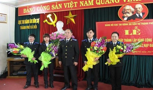 Ông Lê Quang Tiến - Bí thư Đảng ủy, Cục trưởng THADS Hà Nội chúc mừng các đồng chí đảng viên mới
