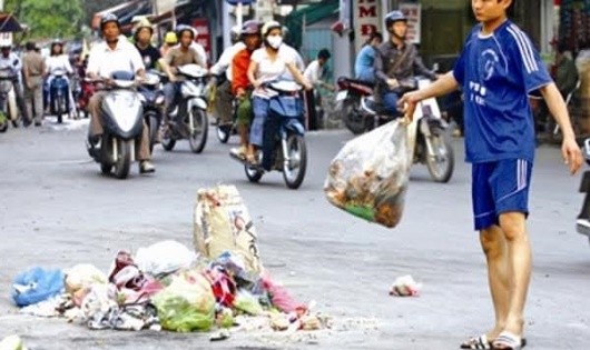 Nhiều người vô tư mang những túi rác lớn đổ ra giữa lòng đường. Ảnh VTV Huế.