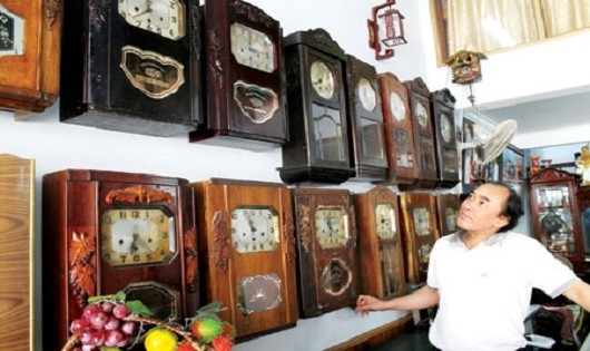 Ông Trần Minh Tâm nâng niu những chiếc đồng hồ quý.