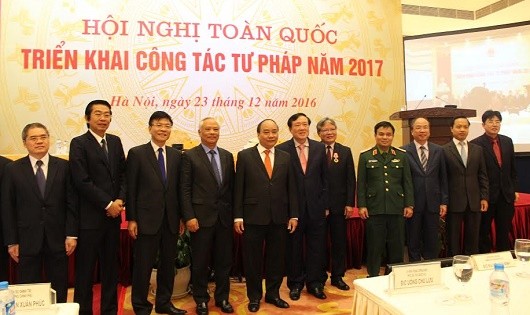 Thủ tướng Chính phủ Nguyễn Xuân Phúc chụp ảnh với lãnh đạo Bộ Tư pháp và các đại biểu tham dự Hội nghị toàn quốc triển khai công tác tư pháp 2017.