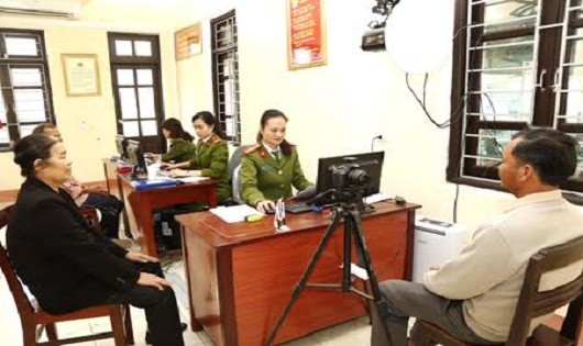 Làm thủ tục cấp thẻ căn cước công dân tại Phòng Cảnh sát quản lý hành chính về TTXH Công an tỉnh Ninh Bình. ảnh: ninhbinh.gov.vn)