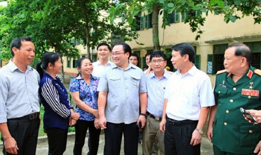 Bí thư Thành ủy Hà Nội Hoàng Trung Hải trao đổi với các cử tri tại buổi tiếp xúc. Ảnh: Viết Thành