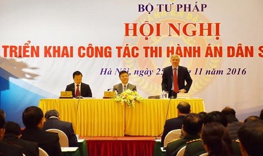 Bộ trưởng Bộ Tư pháp Lê Thành Long, Thứ trưởng Trần Tiến Dũng và Tổng cục trưởng THADS Hoàng Sỹ Thành tại Hội nghị triển khai công tác THADS 2017.