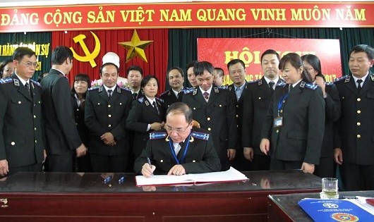 Cục trưởng Cục Thi hành án dân sự TP Hà Nội Lê Quang Tiến ký kết giao ước thi đua.