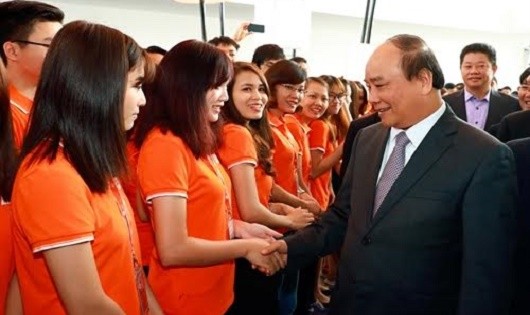 Thủ tướng Nguyễn Xuân Phúc gặp gỡ một số CBCNV làm việc trong KCNC Hòa lạc.