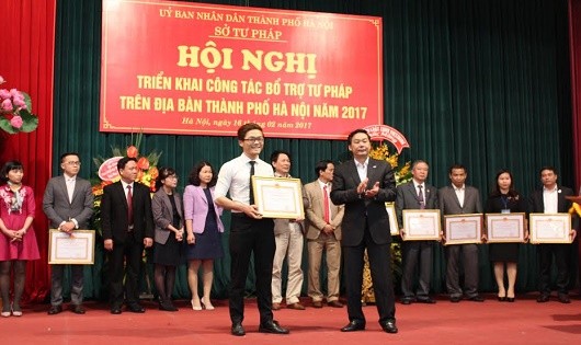 Phó Chủ tịch UBND TP Hà Nội Lê Hồng Sơn tặng Bằng khen cho đại diện các tập thể có thành tích trong công tác bổ trợ tư pháp năm 2016.