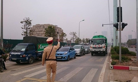 Cảnh sát giao thông đội 7 đang giám sát và xử lý các trường hợp xe lấn làn xe buýt BRT tại đường Lê Văn Lương.
