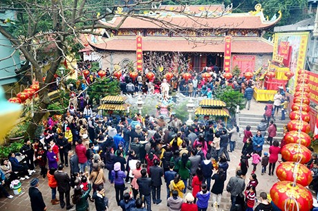 Nhiều nhân viên công sở tranh thủ chụp lại những hình ảnh đi lễ chùa đầu năm.