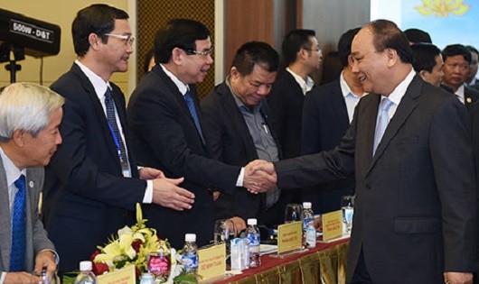 Thủ tướng và các nhà đầu tư tham dự hội nghị.