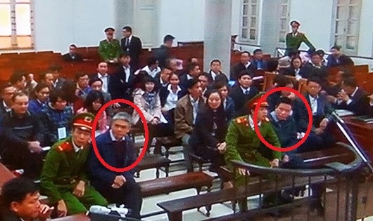 Hà Văn Thắm (bên phải) và Nguyễn Xuân Sơn tại phiên xử sơ thẩm.