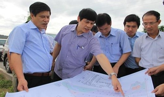 Chủ tịch UBND tỉnh Thanh Hóa Nguyễn Đình Xứng cùng Đoàn công tác tại Khu kinh tế Nghi Sơn.