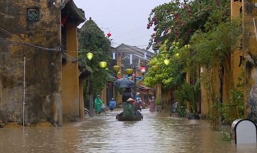 Phố cổ Hội An ngập lụt, “run rẩy” trong mưa lũ.