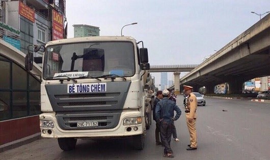 5 xe tải hạng nặng và xe chờ bê tông hoành hành trên đường phố Hà Nội trong giờ cấm đang là nỗi sợ hãi của người tham gia giao thông