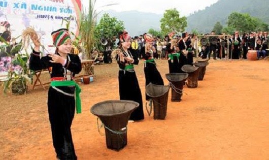 Lễ hội Cầu mùa – một hoạt động văn hóa hấp dẫn của người Khơ Mú tại xã Nghĩa Sơn, thị xã Nghĩa Lộ.